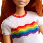 Mattel Barbie Fashionistas 122 Original Κοκκινομάλλα Κούκλα Με Μπλουζάκι Ουράνιο Τόξο FBR37 / FXL55 887961694611