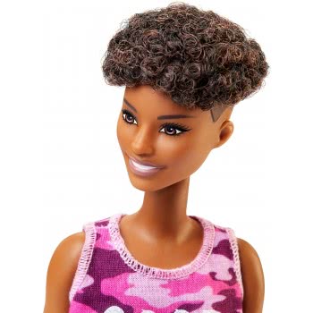 Mattel Barbie Fashionistas Κούκλα Με Κοντά Σγουρά Μαλλιά Μελαχρινή Σορτς Και Αξεσουάρ FBR37 / GHP98 887961799569