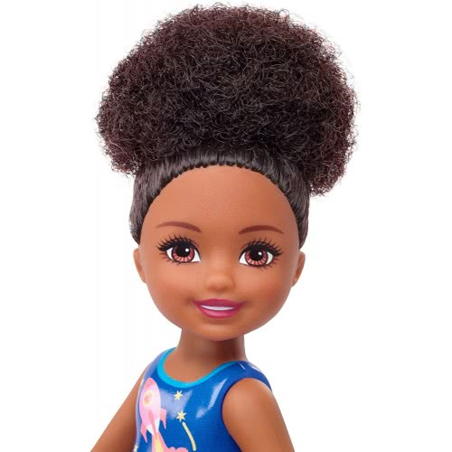 Mattel Barbie Club Chelsea: Μελαχρινή Κούκλα Με Μπλουζάκι Διάστημα DWJ33 / GHV62 887961803341
