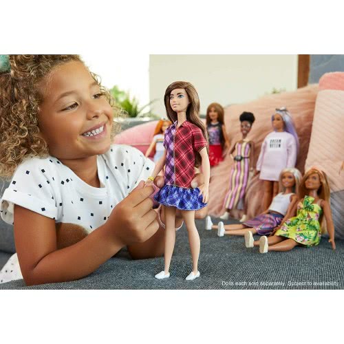 Mattel Barbie Fashionistas Doll Με Μακριά Μαλλιά Μελαχρινή Που Φοράει Καρό Φόρεμα Και Αξεσουάρ FBR37 / GHW53 887961804416