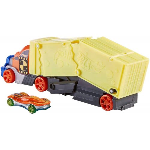 Mattel Λαμπάδα Hot Wheels Νέα Deluxe Νταλίκα Με Αυτοκινητάκι GCK39 