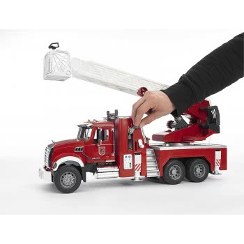 bruder Mack Granite Fire Engine With Slewing Ladder And Water Pump 02821 4001702028213