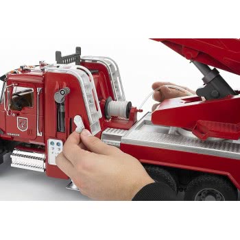 bruder Mack Granite Fire Engine With Slewing Ladder And Water Pump 02821 4001702028213