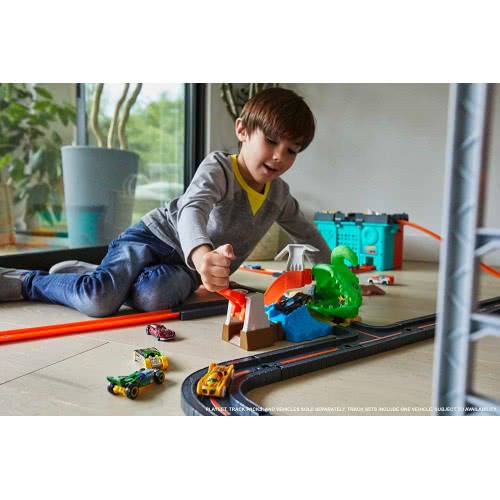 Mattel Hot Wheels Toxic Gator Attack Playset With 1 Car, Adjustable Launcher Multiple Options, Connected To Other Sets, Colorful