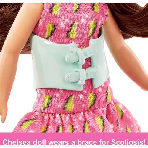 Mattel Chelsea και Φίλοι - Κοριτσάκι Μελαχρινό Ροζ φόρεμα με ζώνη DWJ33 / HKD90 194735101702