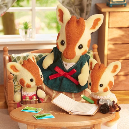 Epoch Sylvanian Families  Giraffe Family Figures For Dollhouse 5639 5054131056394