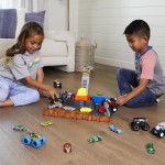 Mattel Λαμπάδα Hot Wheels Monster Trucks Arena Smashers Bone Shaker Ultimate Crush Yard Απόλυτο Σετ Συγκρούσεων HNB96 
