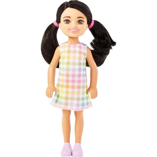 Mattel Κούκλα Barbie Chelsea, Μικρή Με Μαύρα Μαλλιά Σε Κοτσιδάκια Και Καστανά Μάτια Που Φοράει Αποσπώμενο Καρό Φόρεμα DWJ33 / HK