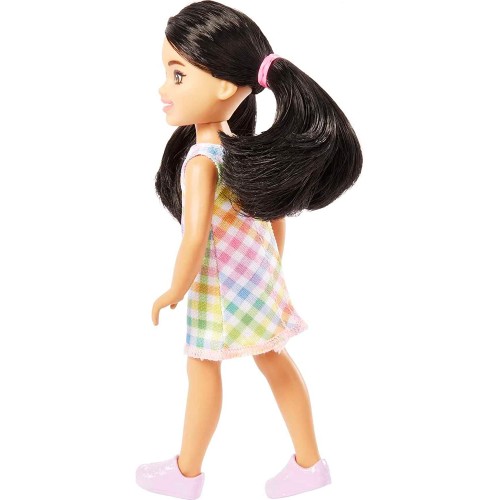 Mattel Κούκλα Barbie Chelsea, Μικρή Με Μαύρα Μαλλιά Σε Κοτσιδάκια Και Καστανά Μάτια Που Φοράει Αποσπώμενο Καρό Φόρεμα DWJ33 / HK