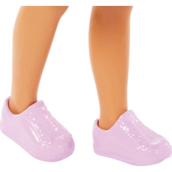 Mattel Κούκλα Barbie Chelsea, Μικρή Με Μαύρα Μαλλιά Σε Κοτσιδάκια Και Καστανά Μάτια Που Φοράει Αποσπώμενο Καρό Φόρεμα DWJ33 / HK