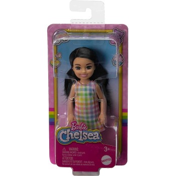 Mattel Κούκλα Barbie Chelsea, Μικρή Με Μαύρα Μαλλιά Σε Κοτσιδάκια Και Καστανά Μάτια Που Φοράει Αποσπώμενο Καρό Φόρεμα DWJ33 / HK