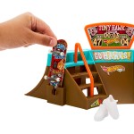 Mattel Hot Wheels Skate Πίστα Stadium Playset Designed With Tony Hawk, 1 Exclusive Fingerboard And Pair Of Skate Shoes HGT91 / H