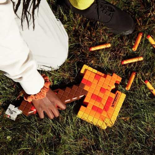 Hasbro Nerf Minecraft Firebrand, Dart Blasting Axe, 6 Elite Foam Darts, Design Inspired By Axe In The Game F8953 5010996212306
