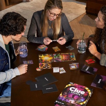 Hasbro Cluedo Escape The Illusionists Club F8817 5010996211668