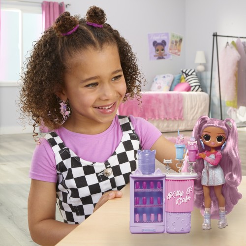 MGA Entertainment LOL Surprise OMG Sweet Nails Στούντιο Νυχιών – Κούκλα Kitty K Cafe 503859-EUC 035051503859