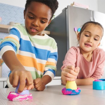 Spin Master Kinetic Sand, Soft Serve Station With 396g of Play Sand blue, Pink and Whit 6068385 778988501719
