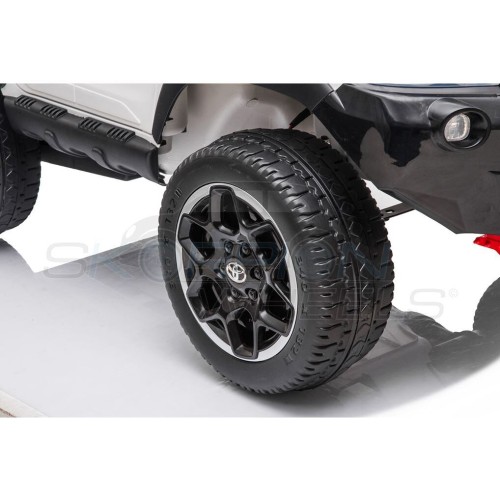 Skorpion Wheels Electric Car Toyota Hilux Original License 12V - White 5247074 5201671007113
