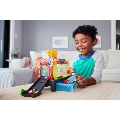 Mattel Disney Pixar Cars Disney and Pixar Cars Color Changers Race Ready Car Wash Playset & Color Changing Lightning Mcqueen JBM