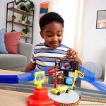 Mattel Disney Cars Disney and Pixar Cars Piston Cup Stunting Speedway Playset With Lightning Mcqueen Toy Car JHL42 194735334612