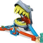 Mattel Hot Wheels City Shark Chomp Beach Playset & 1:64 Scale Die-cast Toy Car, Big Win Moment JHL96 194735335015