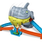 Mattel Hot Wheels City Shark Chomp Beach Playset & 1:64 Scale Die-cast Toy Car, Big Win Moment JHL96 194735335015