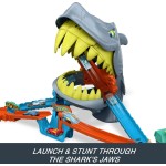 Mattel Hot Wheels City Shark Chomp Beach Playset & 1:64 Scale Die-cast Toy Car, Big Win Moment JHL96 