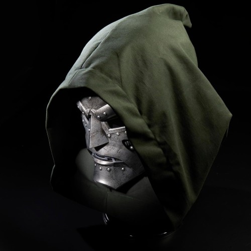 Hasbro Marvel Avengers Legends Series Doctor Doom Premium Roleplay Helmet, Silver G0586 5010996285805