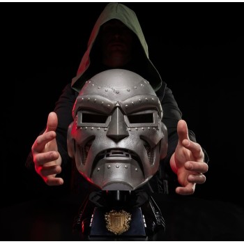 Hasbro Marvel Avengers Legends Series Doctor Doom Premium Roleplay Helmet, Silver G0586 5010996285805