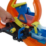 Mattel Hot Wheels City Mega Loop Car Wash Playset & 1 Hot Wheels Color Shifters in 1:64 Scale JHL97 194735334971