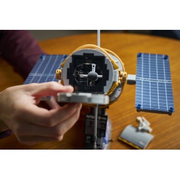 LEGO space icons hubble telescope 11382 5702018063637