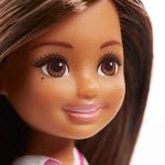 Mattel Barbie Club Chelsea: Τσέλσι Μελαχρινή Με Μπλουζάκι Σκυλάκι DWJ33 / FRL81 887961628159